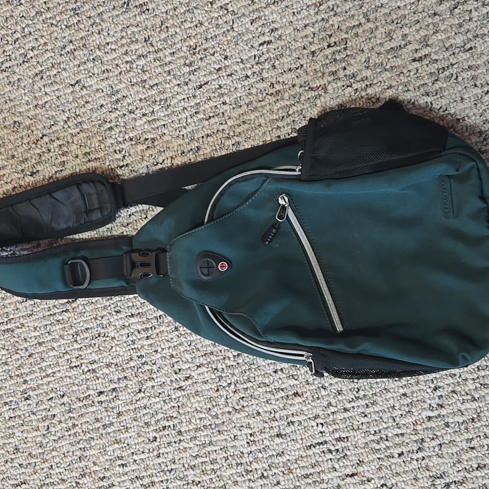 MOSISO sling Crossbody Bag! Forest Green Used In Good Condition.